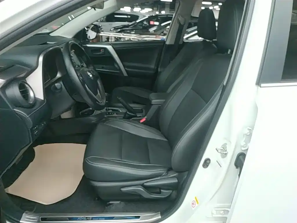 Toyota RAV4 2016 — фото 15