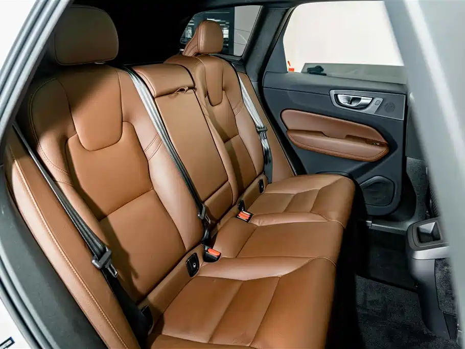 Volvo XC60 2023 — фото 22