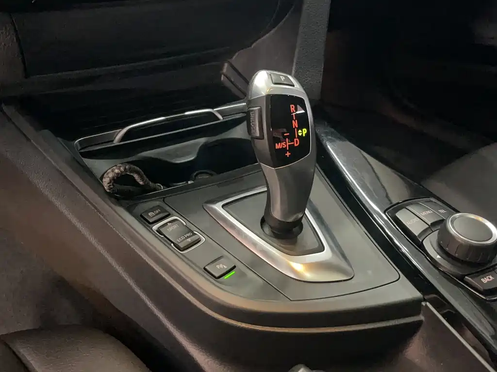 BMW 3 Series 2016 — фото 12