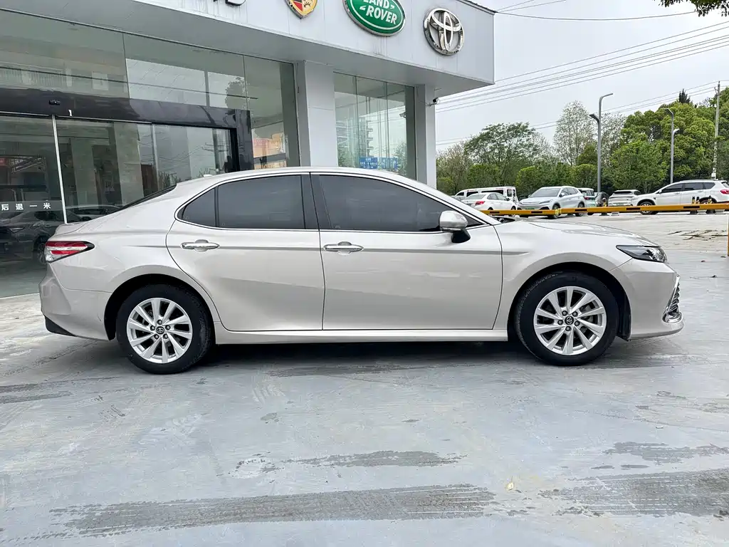 Toyota Camry 2021 — фото 4