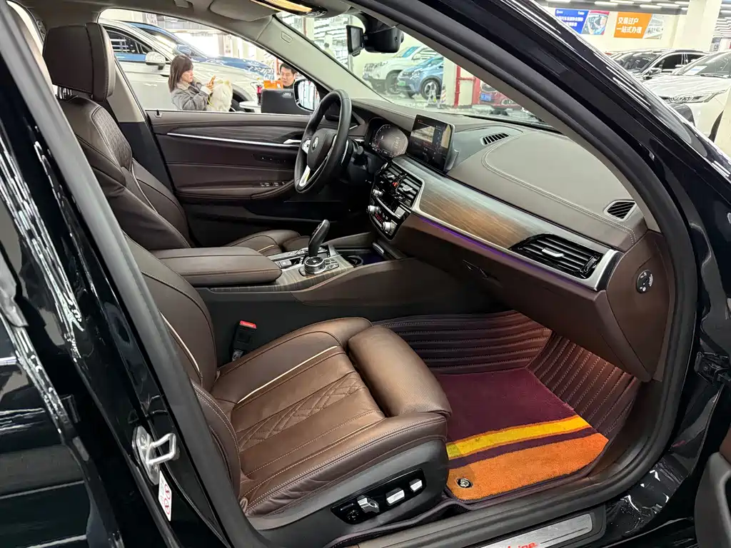 BMW 5 Series 2020 — фото 10
