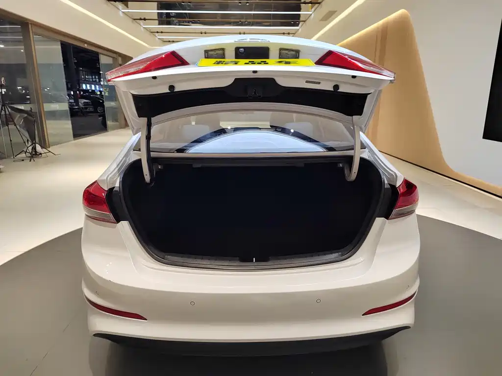 Hyundai Elantra 2020 — фото 21