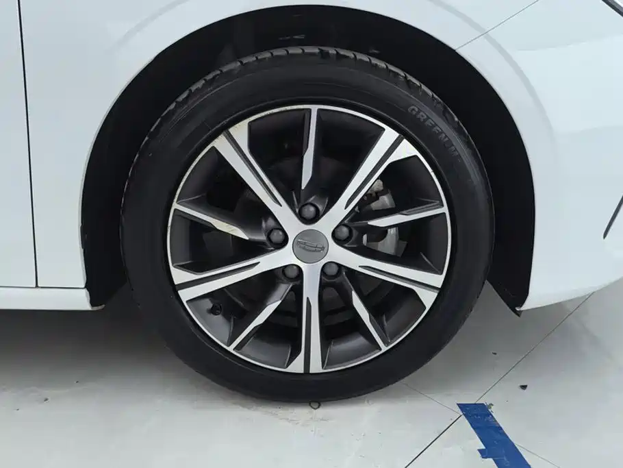 Geely Emgrand 2022