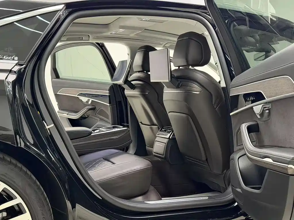 Audi A8 2023 — фото 29