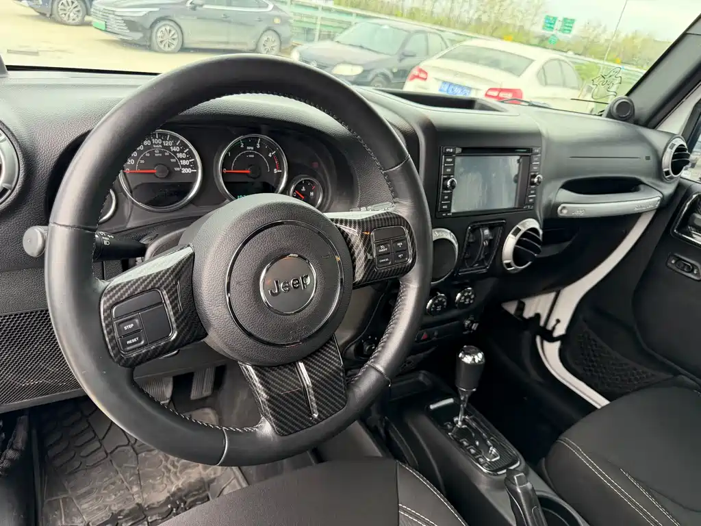 Jeep Wrangler 2014 — фото 18