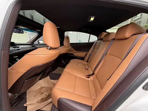 Lexus ES 2020