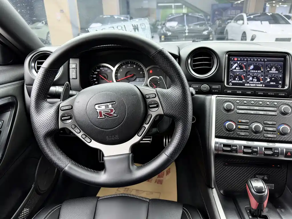 Nissan GT-R 2012 — фото 13