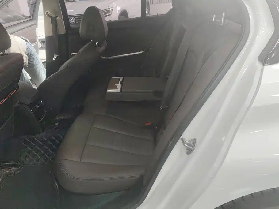 BMW 3 Series 2019 — фото 11