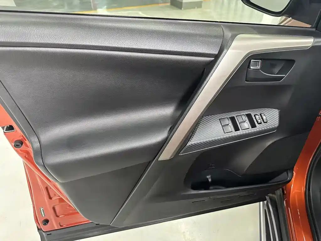 Toyota RAV4 2016 — фото 15