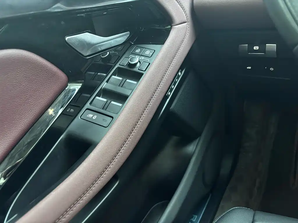 Land Rover Evoque 2023 — фото 25