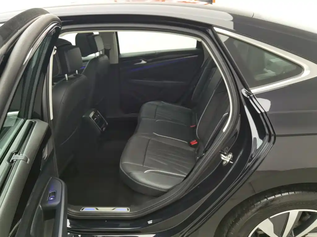 Volkswagen Passat Plug-In Hybrid 2023 — фото 15