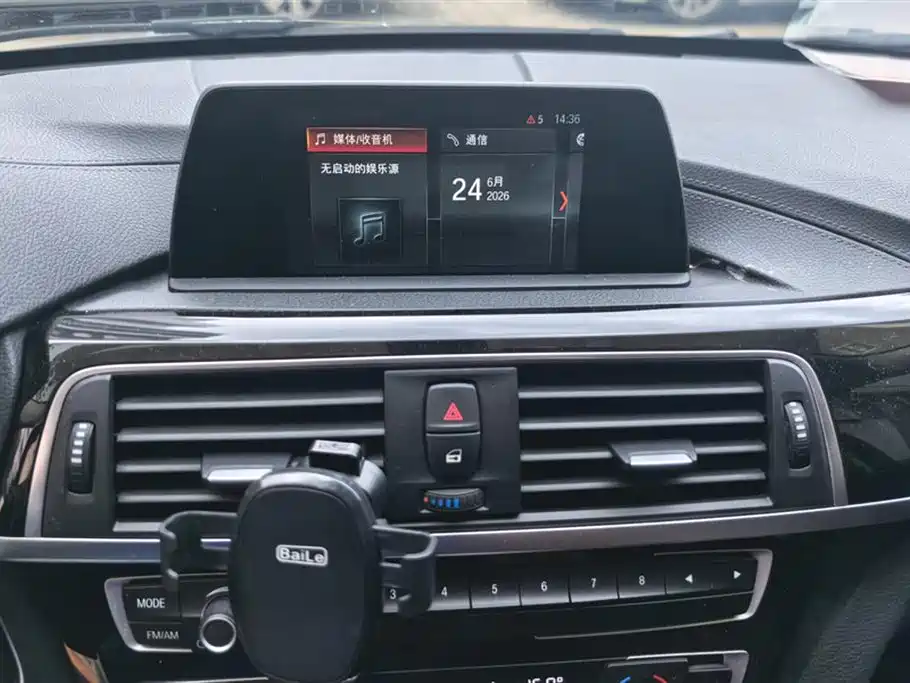 BMW 3 Series 2018 — фото 13