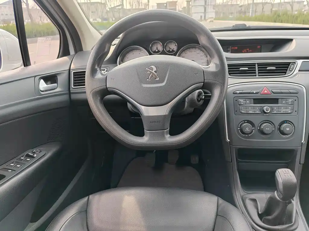 Peugeot 308 2015 — фото 11