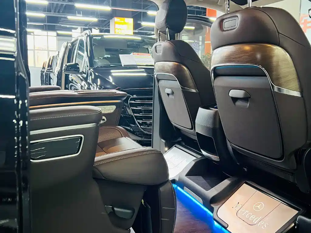 Mercedes-Benz V-Class 2023 — фото 18
