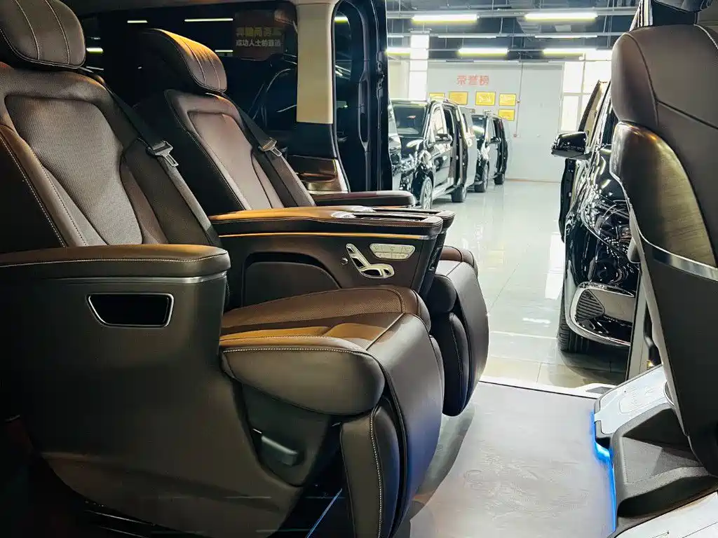 Mercedes-Benz V-Class 2023 — фото 16