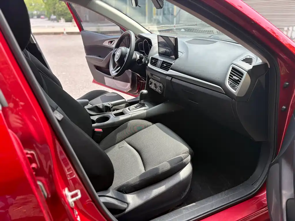 Mazda 3 Axela 2019 — фото 10