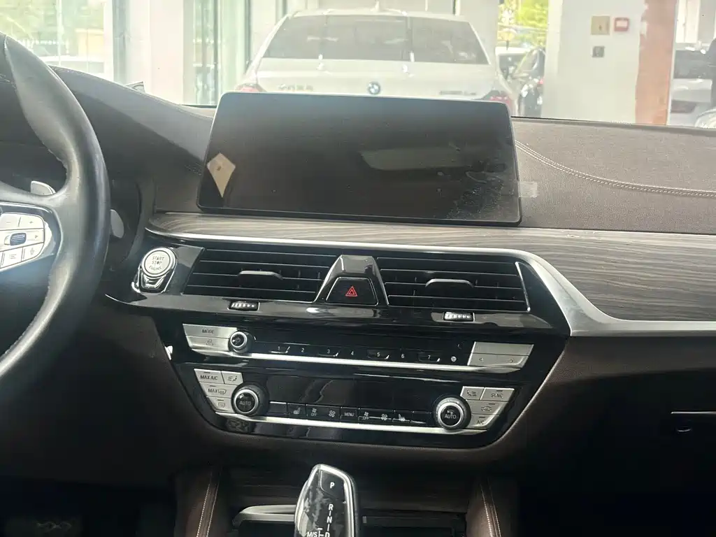 BMW 5 Series 2020 — фото 12