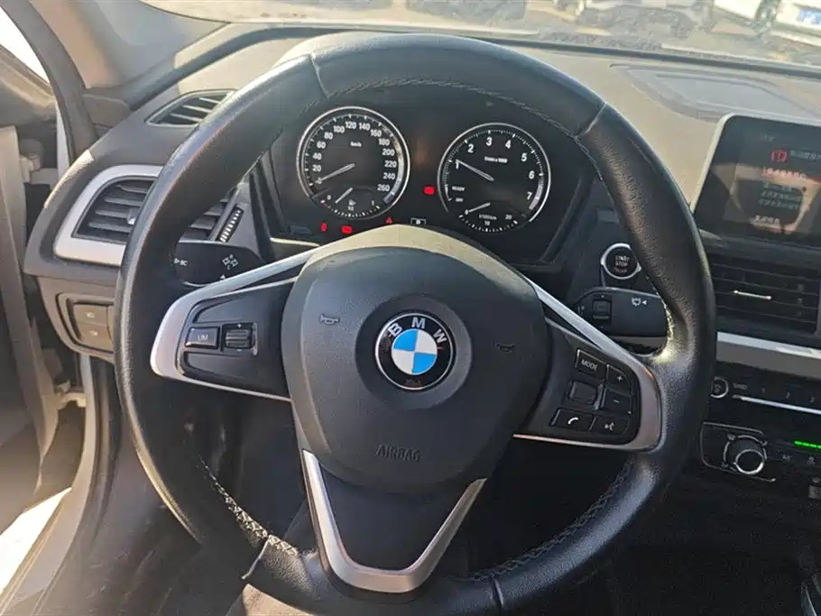 BMW 1 Series 2018 — фото 15