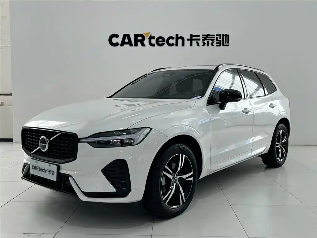 Volvo XC60 2022 — фото 1