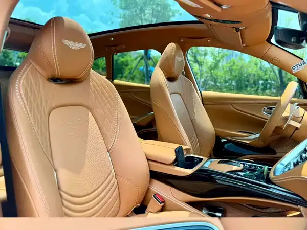 Aston Martin DBX 2022