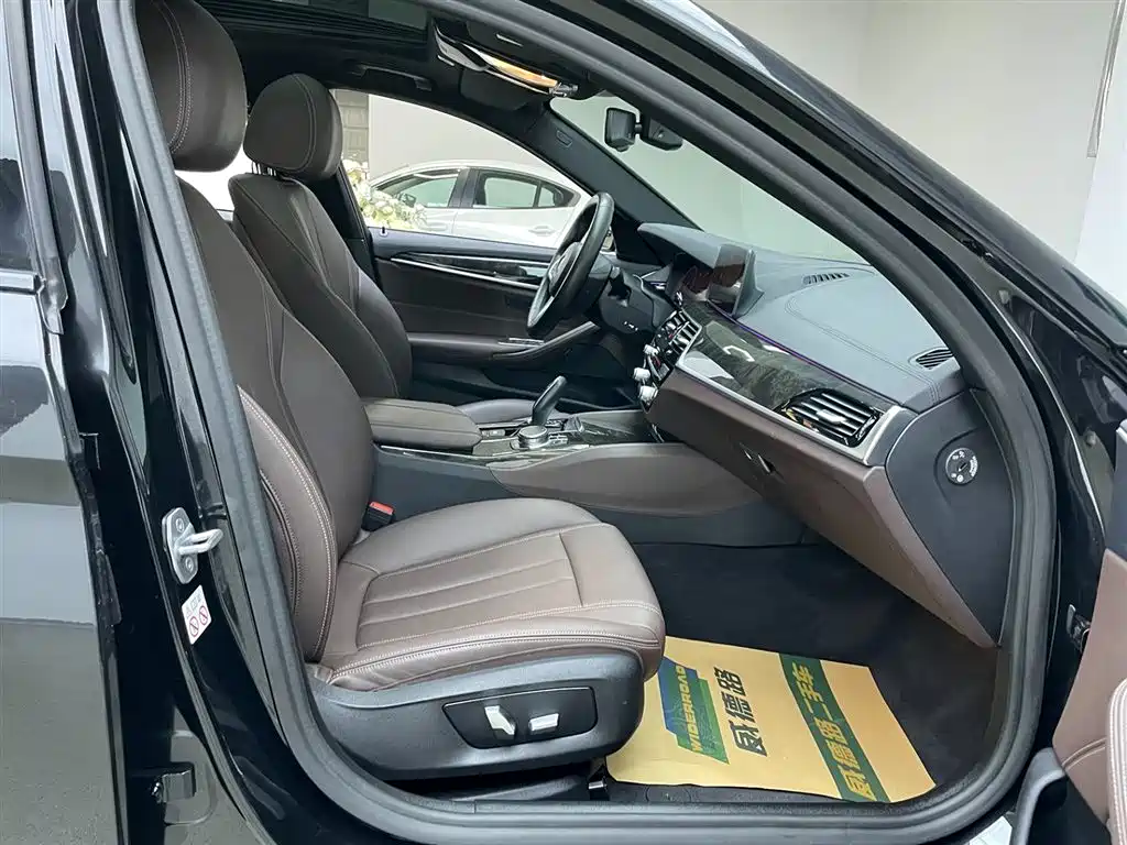BMW 5 Series 2019 — фото 19