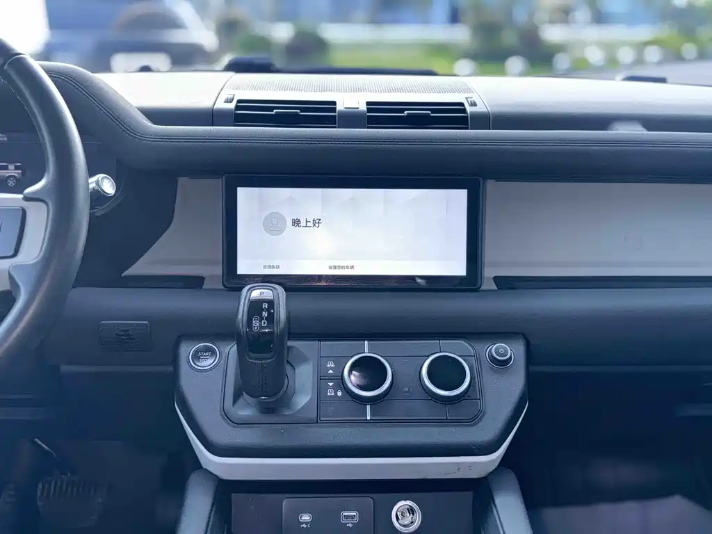 Land Rover Defender 2021 — фото 19