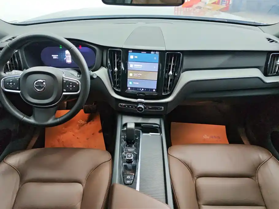 Volvo XC60 2023 — фото 12