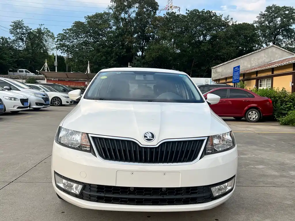 Skoda Rapid Spaceback 2017 — фото 2