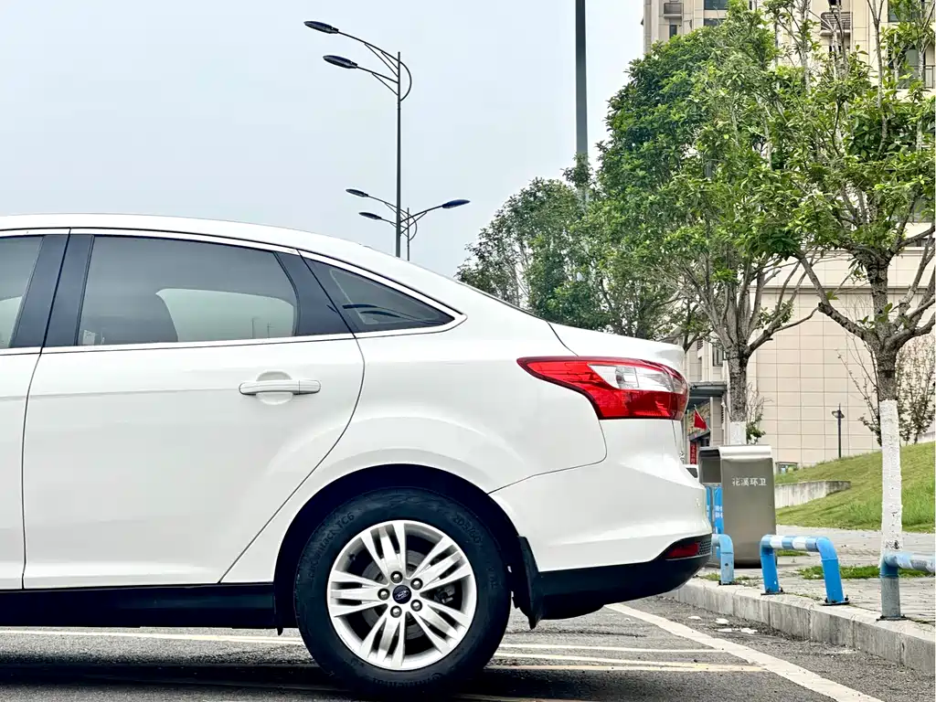 Ford Focus 2014 — фото 12