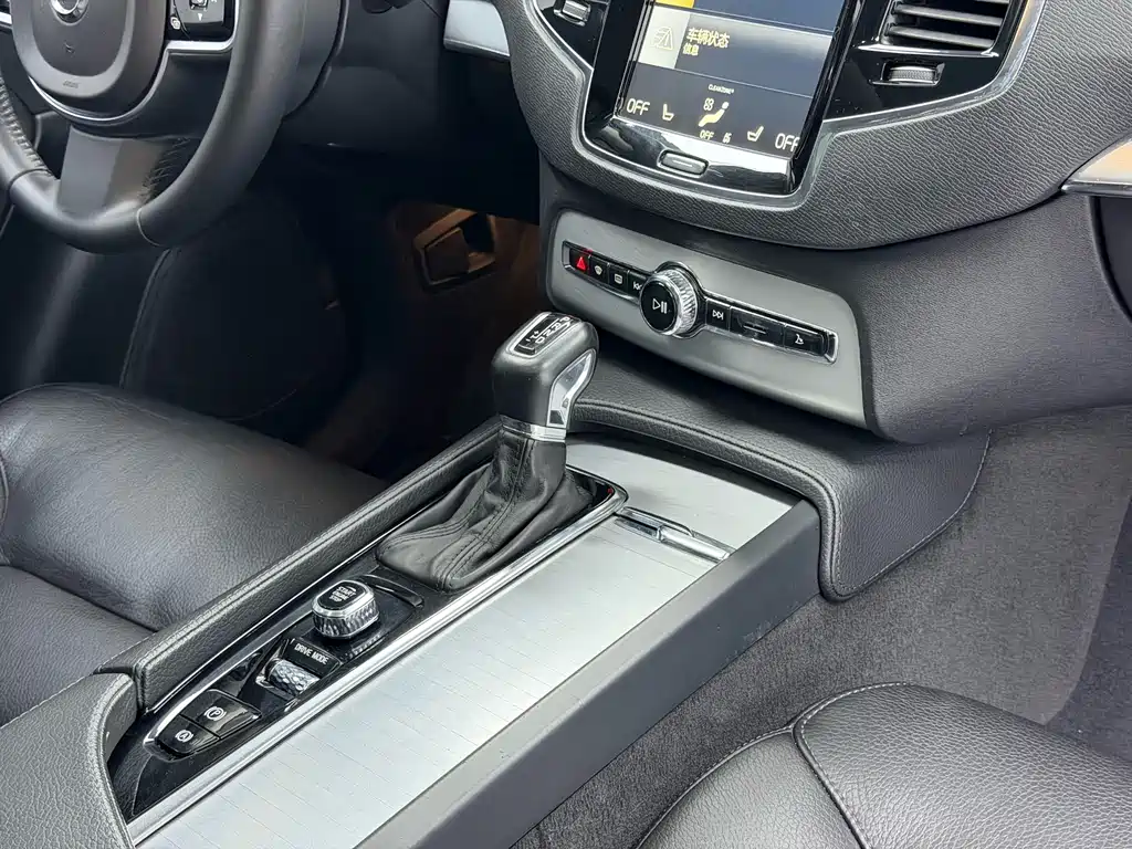 Volvo XC90 2018 — фото 10