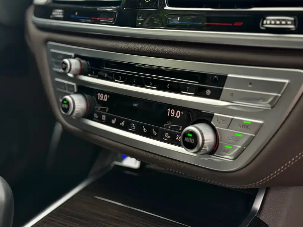 BMW 7 Series 2017 — фото 9