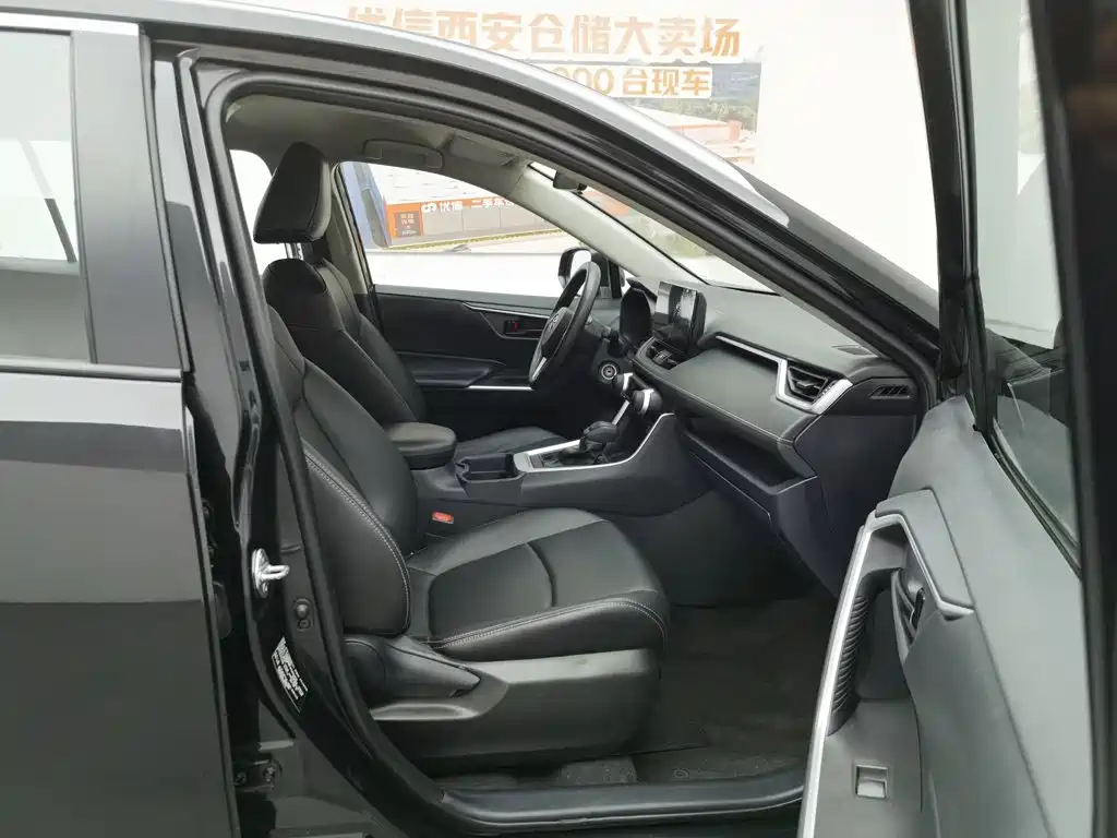 Toyota RAV4 2023 — фото 23