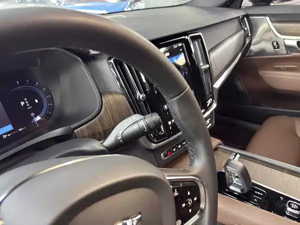 Volvo V90 2024
