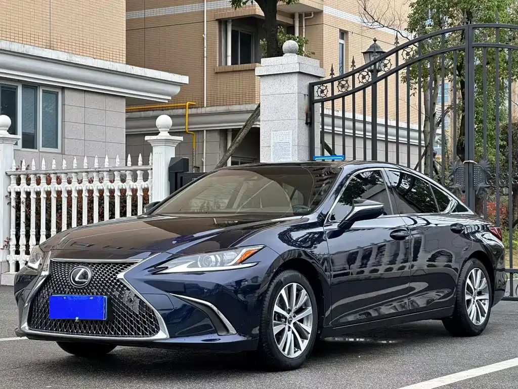 Lexus ES 2021 — фото 1