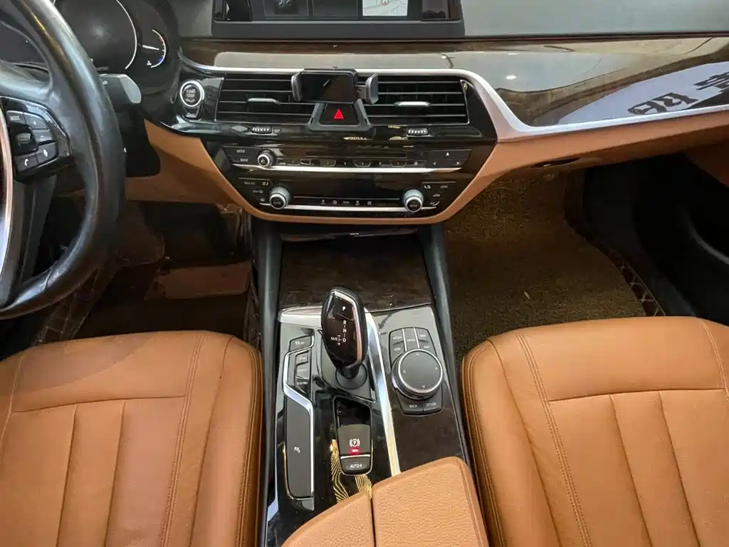 BMW 5 Series 2018 — фото 15