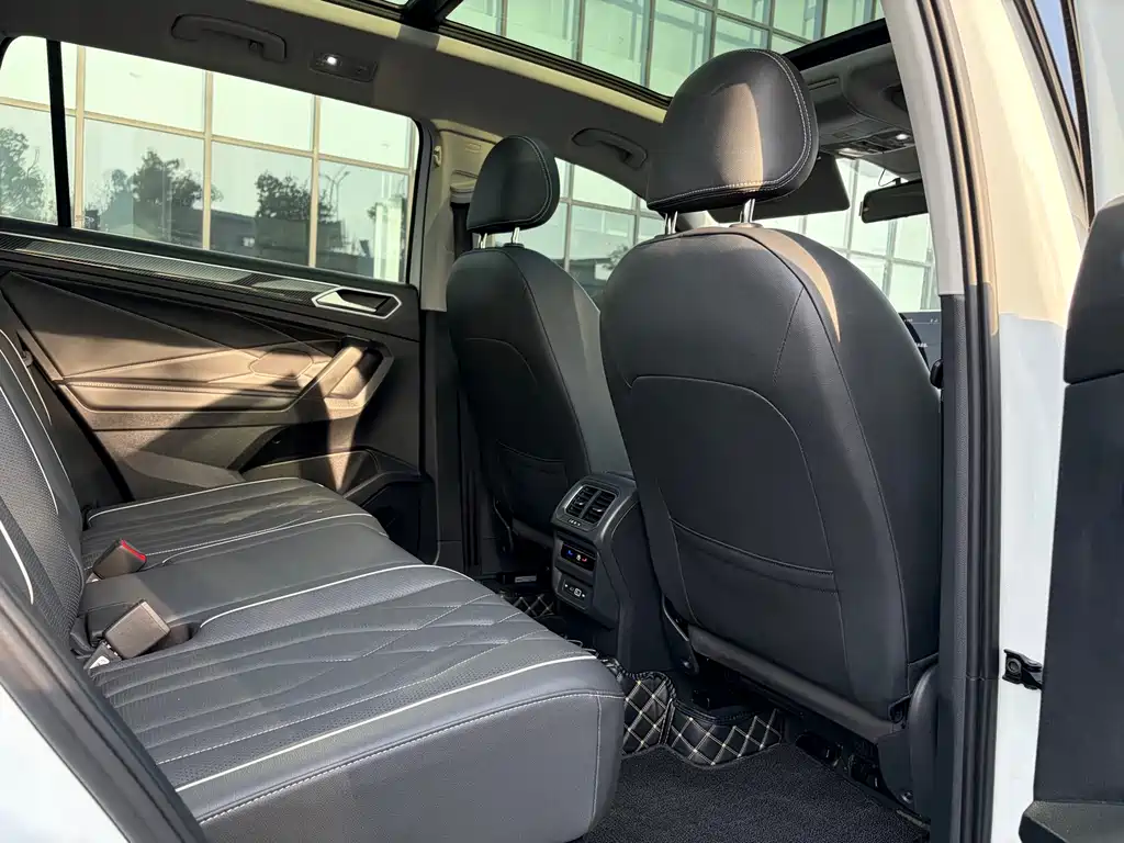 Volkswagen Tiguan L 2023 — фото 11