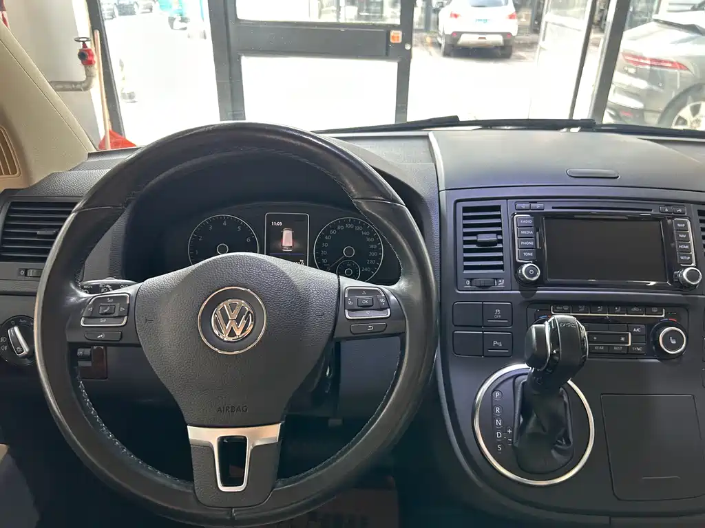 Volkswagen Multivan 2015 — фото 10