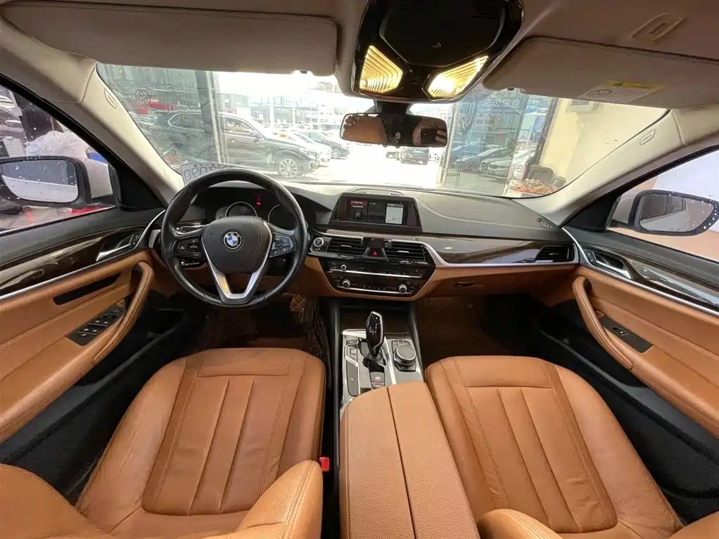 BMW 5 Series 2018 — фото 14