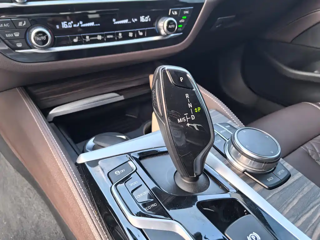 BMW 5 Series 2017 — фото 15