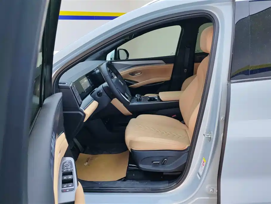 BYD L DM-i 2025 — фото 9