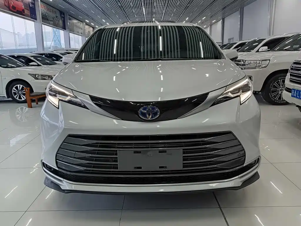 Toyota Sienna 2023 — фото 2