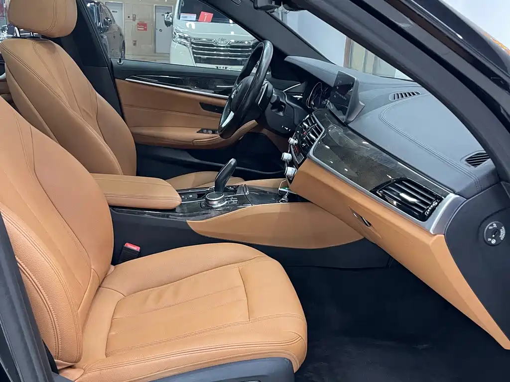 BMW 5 Series 2018 — фото 9