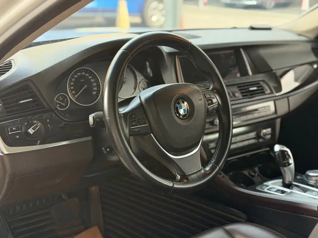BMW 5 Series 2015 — фото 2