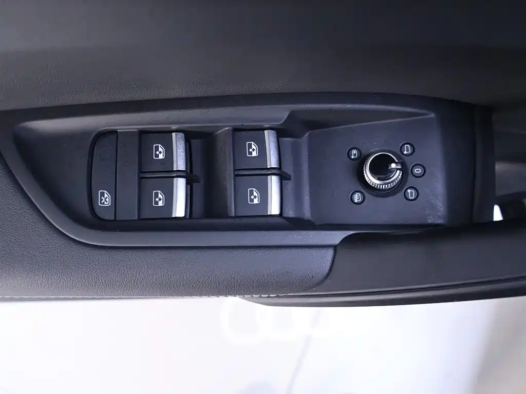 Audi Q5L 2023 — фото 17