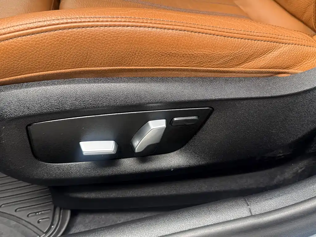 BMW 5 Series 2020 — фото 10