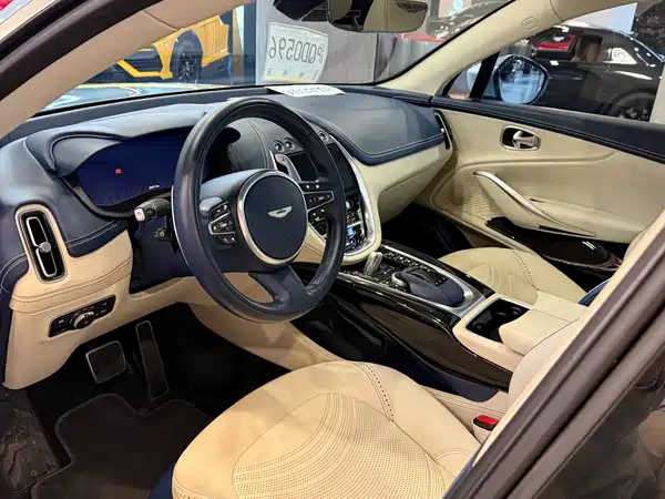Aston Martin DBX 2022