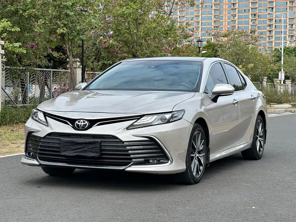 Toyota Camry 2023 — фото 1