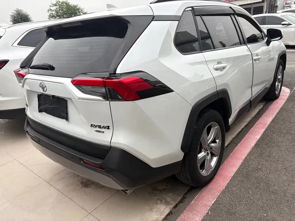 Toyota RAV4 2022 — фото 15
