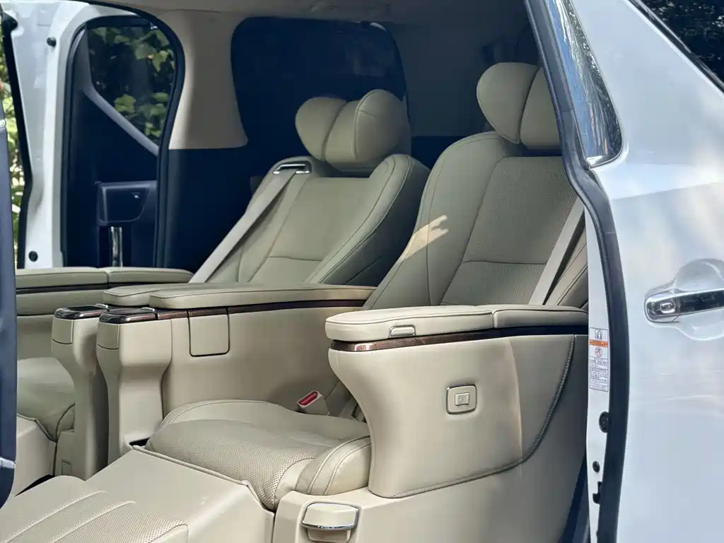 Toyota Alphard 2017 — фото 19