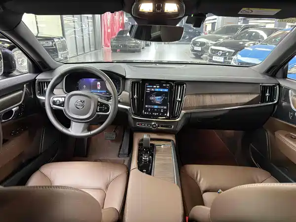 Volvo V90 2024